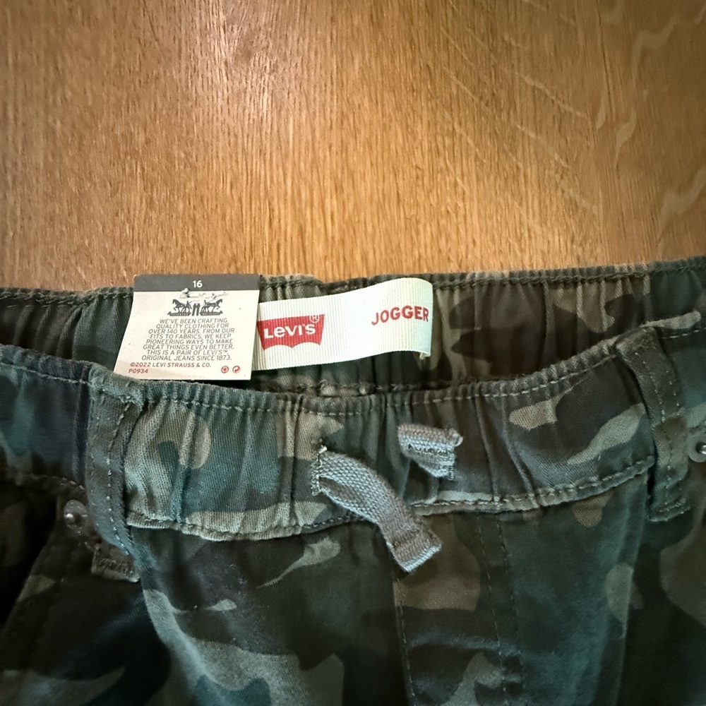 🆕 Levi's Green Camouflage Girls Joggers - Picture 3 of 4